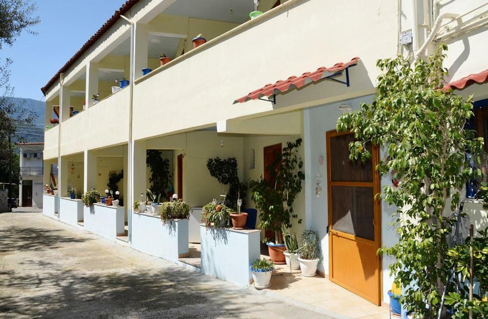 Kotsifas Rooms Tirós Екстериор снимка